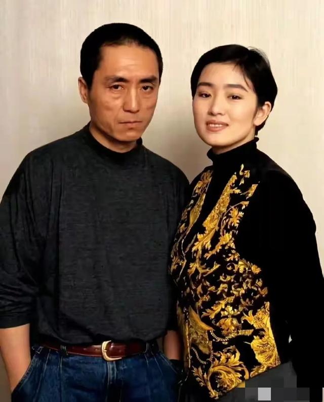 张艺谋和巩俐热恋时的罕见合照，网友：郎才女貌，眼神里全是
爱！