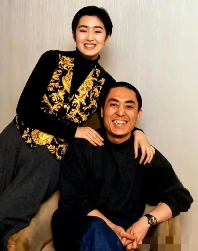 张艺谋和巩俐热恋时的罕见合照，网友：郎才女貌，眼神里全是
爱！