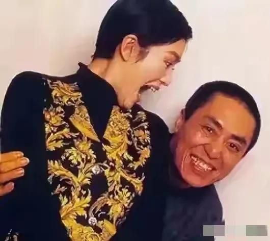 张艺谋和巩俐热恋时的罕见合照，网友：郎才女貌，眼神里全是
爱！