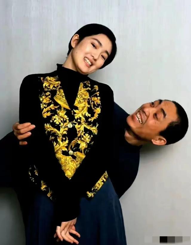 张艺谋和巩俐热恋时的罕见合照，网友：郎才女貌，眼神里全是
爱！