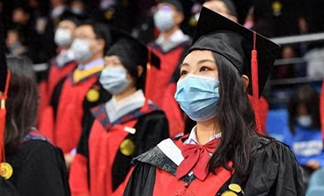 悲催！网传东南年夜
学年夜
批
硕士延毕，学生哭诉：铁路局的工作要没了