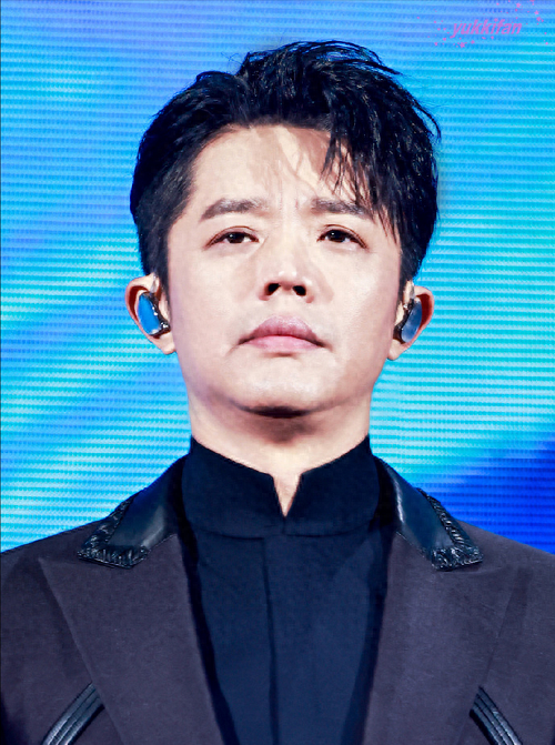 凤凰传奇被曝遭封杀！演唱会撤消
后不到48小时，传来3年夜
重磅新闻
