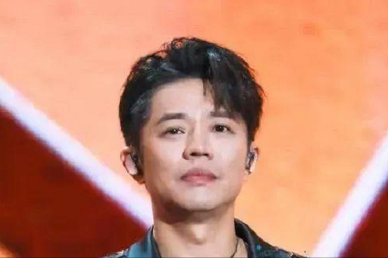 凤凰传奇被曝遭封杀！演唱会撤消
后不到48小时，传来3年夜
重磅新闻
