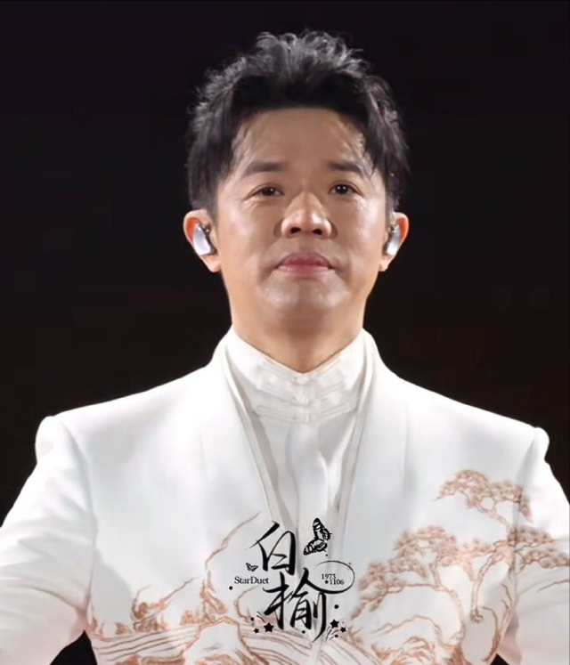 凤凰传奇被曝遭封杀！演唱会撤消
后不到48小时，传来3年夜
重磅新闻
