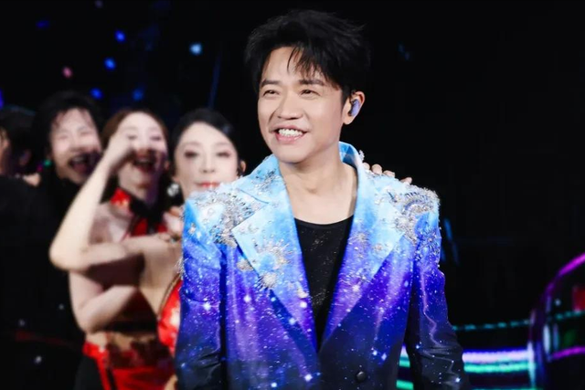 凤凰传奇被曝遭封杀！演唱会撤消
后不到48小时，传来3年夜
重磅新闻
