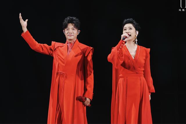 凤凰传奇被曝遭封杀！演唱会撤消
后不到48小时，传来3年夜
重磅新闻
