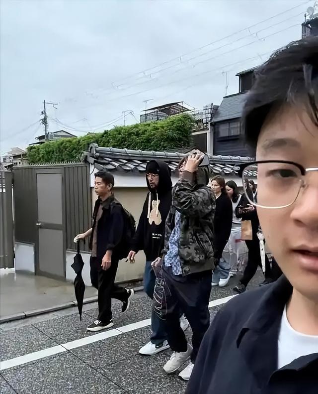 被病痛折磨，46岁周杰伦近况曝光，靠友人扶持
，上厕所都要靠别人