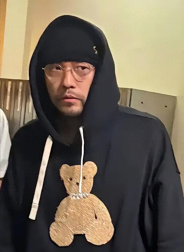 被病痛折磨，46岁周杰伦近况曝光，靠友人扶持
，上厕所都要靠别人