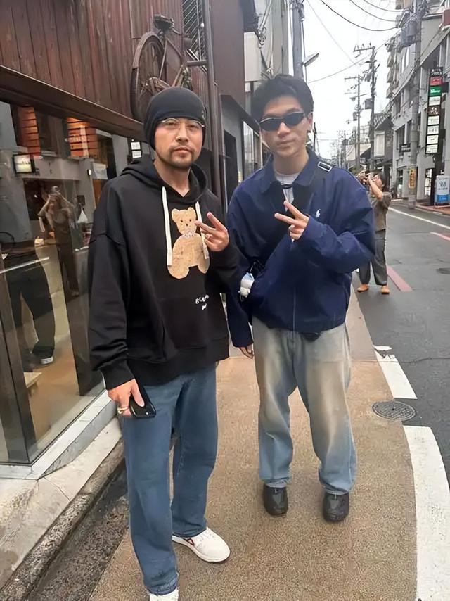被病痛折磨，46岁周杰伦近况曝光，靠友人扶持
，上厕所都要靠别人