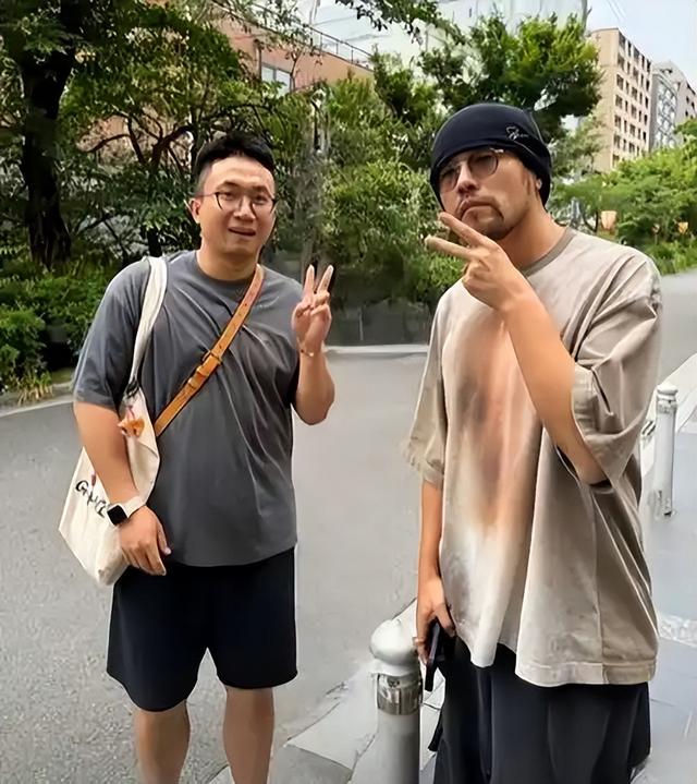 被病痛折磨，46岁周杰伦近况曝光，靠友人扶持
，上厕所都要靠别人
