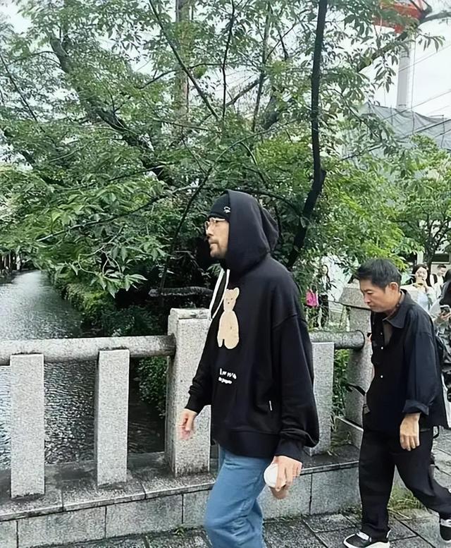 被病痛折磨，46岁周杰伦近况曝光，靠友人扶持
，上厕所都要靠别人