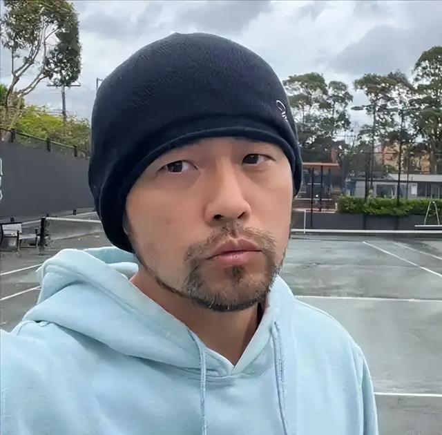 被病痛折磨，46岁周杰伦近况曝光，靠友人扶持
，上厕所都要靠别人