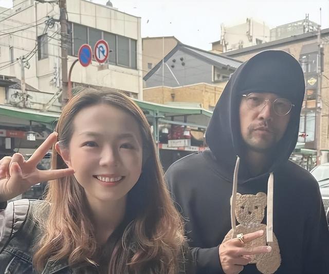 被病痛折磨，46岁周杰伦近况曝光，靠友人扶持
，上厕所都要靠别人