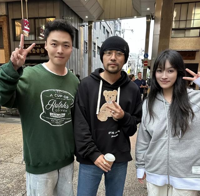 被病痛折磨，46岁周杰伦近况曝光，靠友人扶持
，上厕所都要靠别人