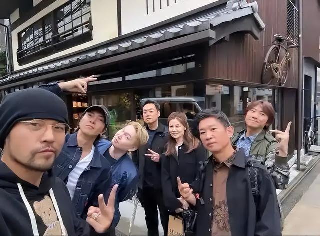 被病痛折磨，46岁周杰伦近况曝光，靠友人扶持
，上厕所都要靠别人
