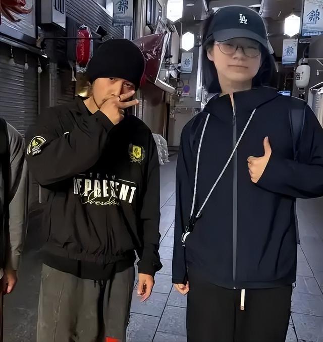 被病痛折磨，46岁周杰伦近况曝光，靠友人扶持
，上厕所都要靠别人