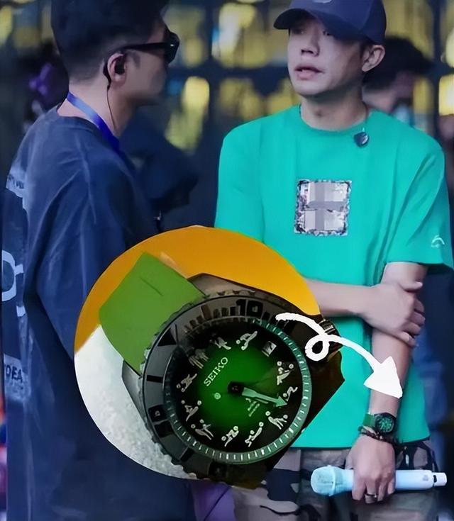 凤凰传奇被曝遭封杀！演唱会取消后不到48小时，传来3年夜
重磅新闻
