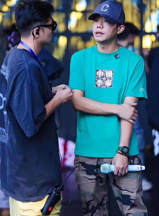 凤凰传奇被曝遭封杀！演唱会取消后不到48小时，传来3年夜
重磅新闻
