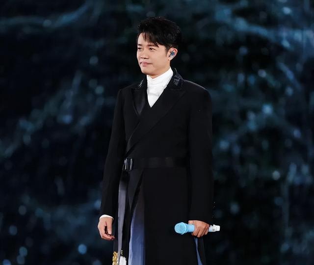 凤凰传奇被曝遭封杀！演唱会取消后不到48小时，传来3年夜
重磅新闻
