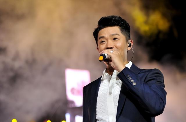 凤凰传奇被曝遭封杀！演唱会取消后不到48小时，传来3年夜
重磅新闻
