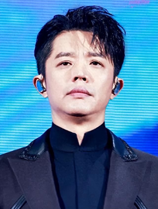 凤凰传奇被曝遭封杀！演唱会取消后不到48小时，传来3年夜
重磅新闻
