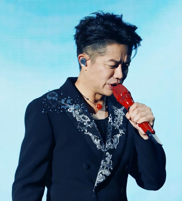 凤凰传奇被曝遭封杀！演唱会取消后不到48小时，传来3年夜
重磅新闻
