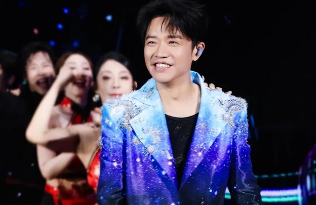 凤凰传奇被曝遭封杀！演唱会取消后不到48小时，传来3年夜
重磅新闻
