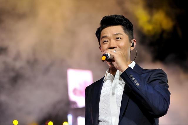 凤凰传奇被曝遭封杀！演唱会取消后不到48小时，传来3年夜
重磅新闻
