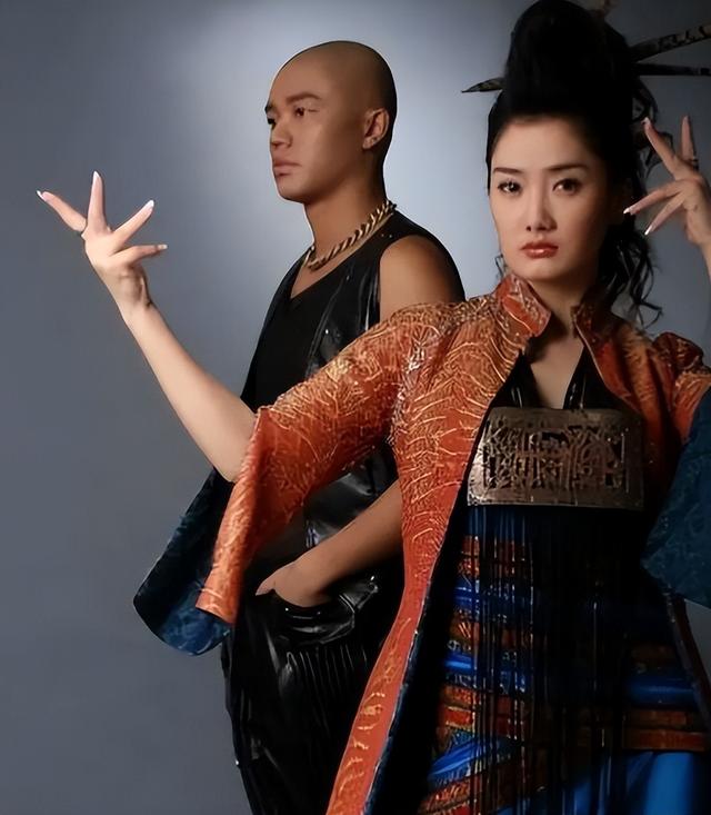 凤凰传奇再迎坏新闻
！曾毅越扒越有，但结果估计

和你想得不一

样
