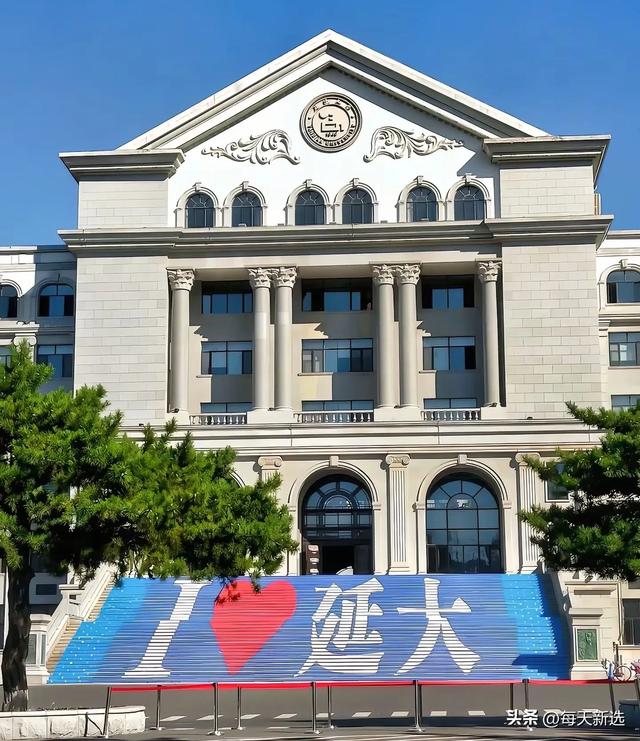 公夷易近


日报和央目力
挺：延边大学结业仪式，食堂阿姨发言让弟子泪目