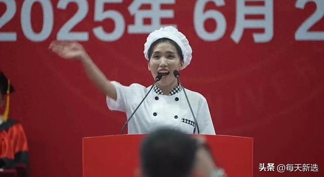 公夷易近


日报和央目力
挺：延边大学结业仪式，食堂阿姨发言让弟子泪目