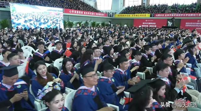 公夷易近


日报和央目力
挺：延边大学结业仪式，食堂阿姨发言让弟子泪目