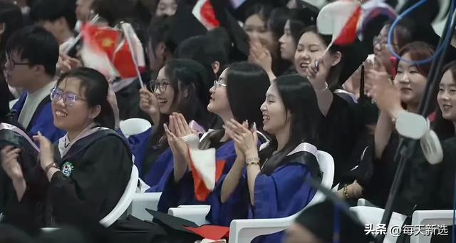 公夷易近


日报和央目力
挺：延边大学结业仪式，食堂阿姨发言让弟子泪目