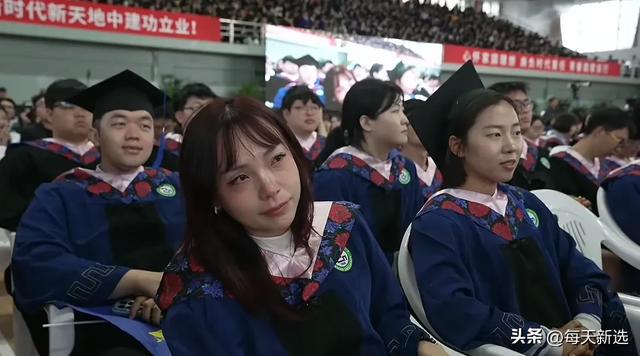 公夷易近


日报和央目力
挺：延边大学结业仪式，食堂阿姨发言让弟子泪目