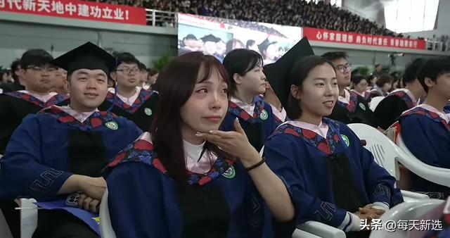 公夷易近


日报和央目力
挺：延边大学结业仪式，食堂阿姨发言让弟子泪目