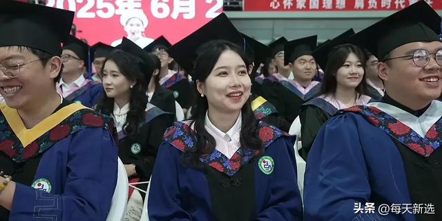 公夷易近


日报和央目力
挺：延边大学结业仪式，食堂阿姨发言让弟子泪目