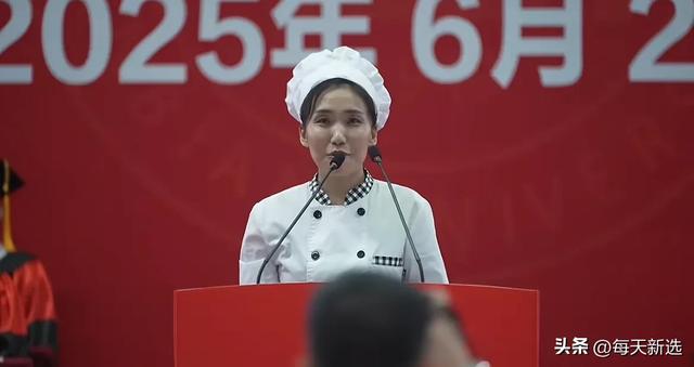 公夷易近


日报和央目力
挺：延边大学结业仪式，食堂阿姨发言让弟子泪目