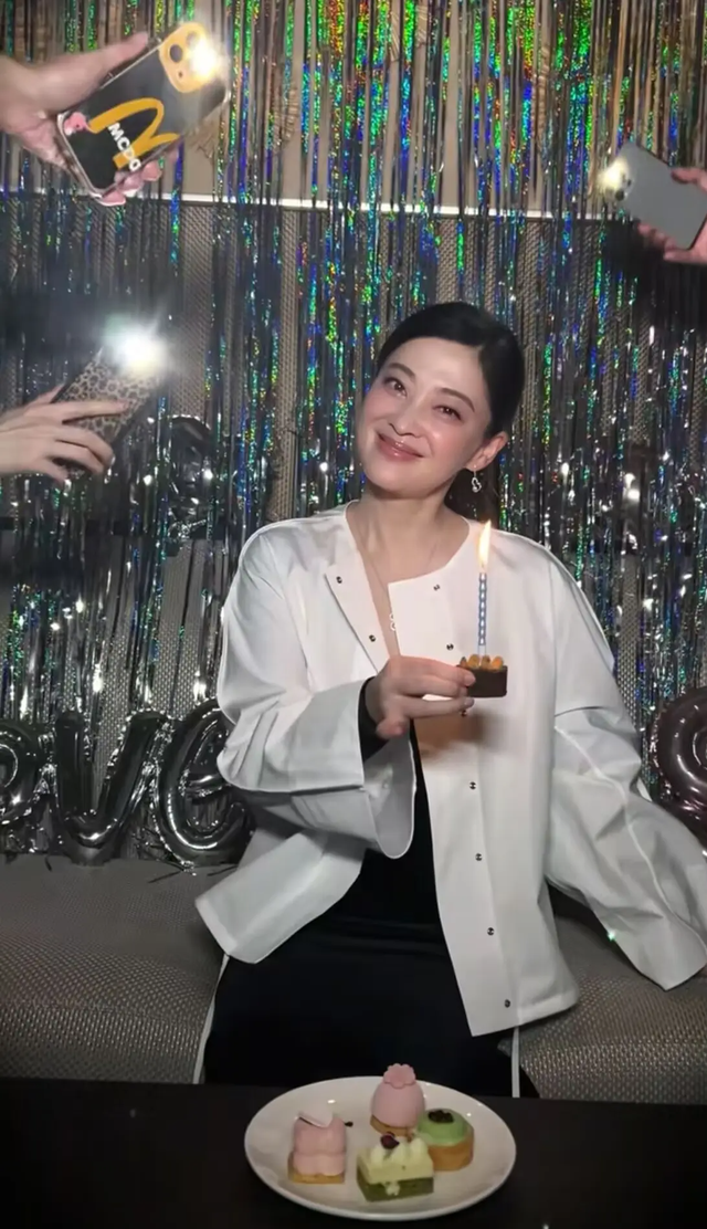 梅婷北京豪宅内景曝光，十小我
住一栋别墅，屋里有些紊乱