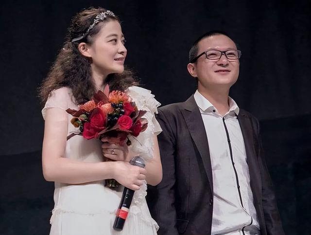 梅婷北京豪宅内景曝光，十小我
住一栋别墅，屋里有些紊乱