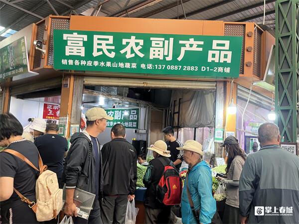 昆明野生菌上市雨季催生“亲民价”！ 附东华菜市场逛吃攻略