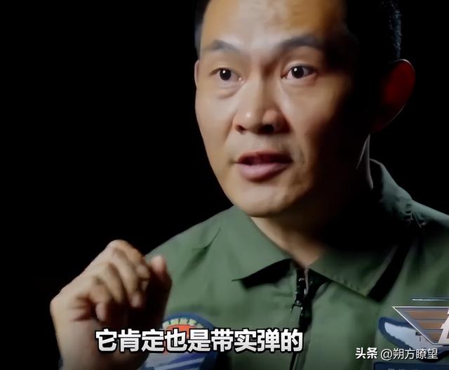 央视曝光！4架外机逼近中方航母，歼15紧急升空，两边都带了实弹