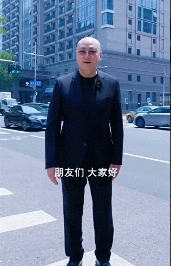 72岁"唐僧"都开始卖房了！袈裟秒变西装，33年权门生活成了笑话