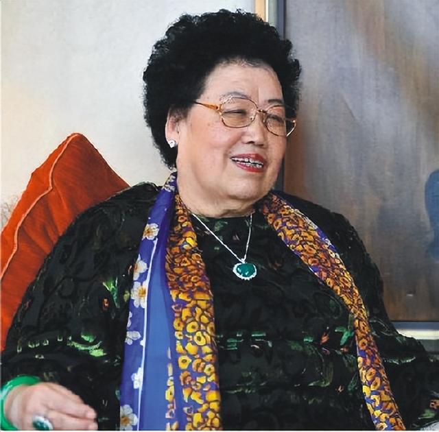 72岁"唐僧"都开始卖房了！袈裟秒变西装，33年权门生活成了笑话