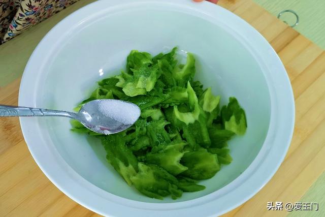 炒苦瓜，直接放油炒是大错，教你饭铺
不外
传技巧，脆嫩爽口不发苦