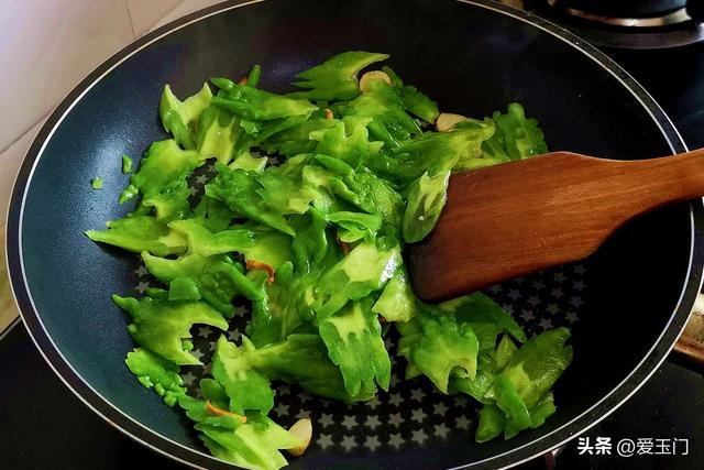 炒苦瓜，直接放油炒是大错，教你饭铺
不外
传技巧，脆嫩爽口不发苦