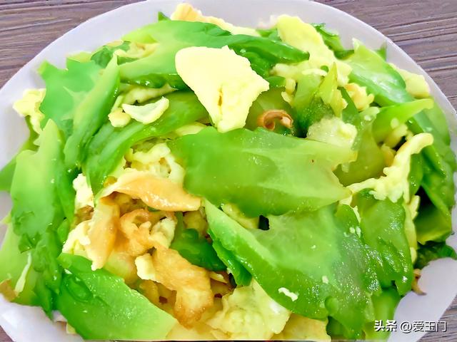 炒苦瓜，直接放油炒是大错，教你饭铺
不外
传技巧，脆嫩爽口不发苦