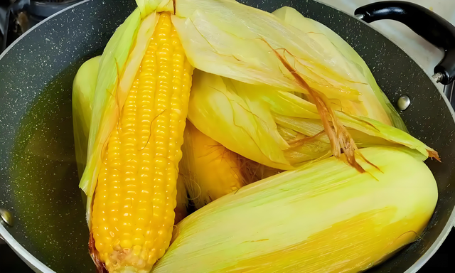 生存玉米，水煮和直接放冰箱都不对，教你一招，放一年也鲜嫩喷鼻
甜