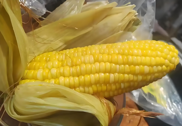 生存玉米，水煮和直接放冰箱都不对，教你一招，放一年也鲜嫩喷鼻
甜