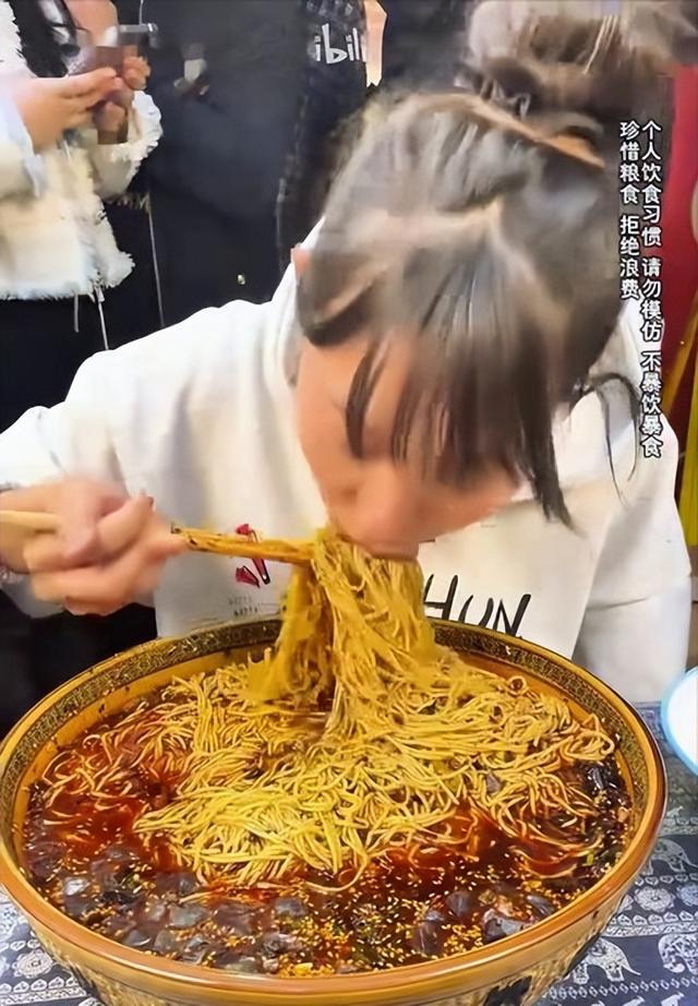 “女吃播三巨头”现状:脸像骷髅，摘除味觉神经，有人已立好遗言
