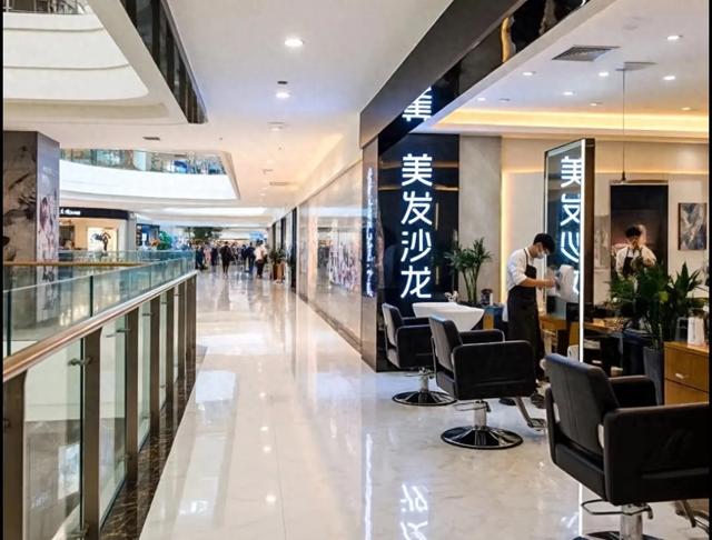 全国剃头店陷入倒闭潮，不是没客人，而是本身把本身玩黄了！